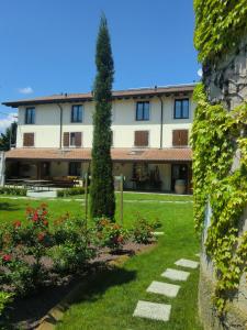 a large house with a garden and trees at Agriturismo La Rosta in Cervignano del Friuli