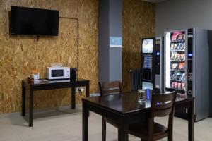 a room with a table and a vending machine at Alda Centro Palencia in Palencia