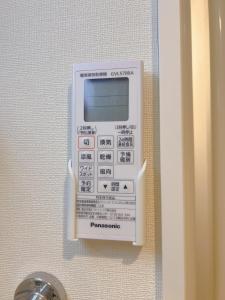 a remote control on the door of a room at Le Amo吉塚 in Fukuoka