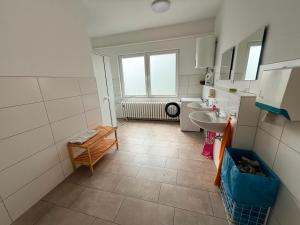 a bathroom with two sinks and a window at Zimmer für Monteure in Crivitz