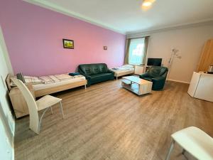 a living room with purple walls and green furniture at Zimmer für Monteure in Crivitz