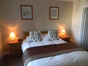 A bed or beds in a room at Harbour Lights Guesthouse 