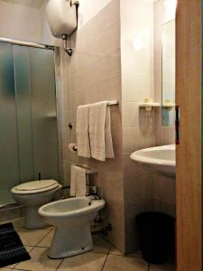 een badkamer met een toilet en een wastafel bij B&B Peschici Rooms in Peschici