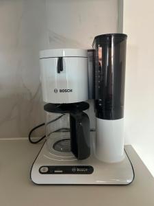 a blender sitting on top of a counter at Cá Por Casa Pico-Faia in Prainha de Baixo