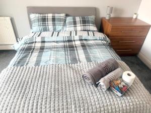 a bed with two towels and two rolls of toilet paper at Relaxing Private Bedroom Stay in Hull +4 photos
