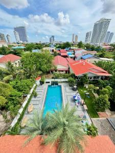 Luftaufnahme eines Resorts mit Swimmingpool in der Unterkunft ActivateC3 Hostel in Phnom Penh