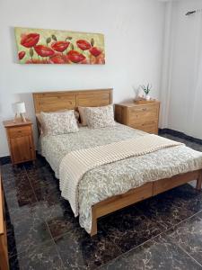 a bedroom with a bed and a painting on the wall at Naomi’s House in Fasnia