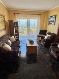 a living room with two couches and a coffee table at Naomi’s House in Fasnia