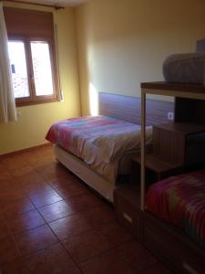 - une chambre avec un lit et une fenêtre dans l'établissement Apartaments la Fabrica, à Horta de San Joan