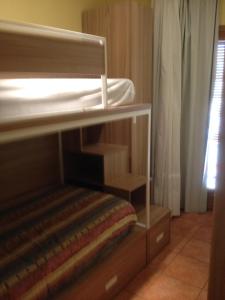 Cette chambre dispose de lits superposés. dans l'établissement Apartaments la Fabrica, à Horta de San Joan