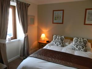 A bed or beds in a room at Harbour Lights Guesthouse 