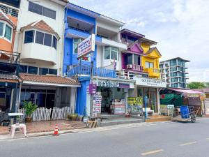a group of buildings on the side of a street at Kelly Hotel Bangsean in Ban Laem Thaen