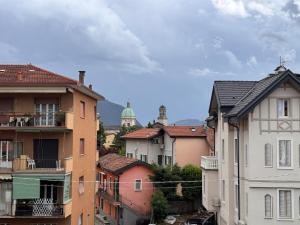 a group of buildings in a city with a dome at Route 600 in Intra