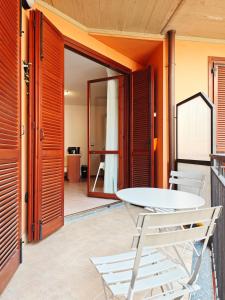 a patio with a table and chairs on a balcony at Route 600 in Intra