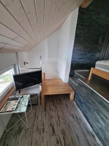 a small room with a desk and aaptop at Joly Gîte in Les Bois