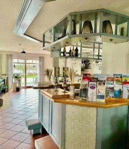 a kitchen with a counter and a bar in a room at Mendoza Steakhaus & Hotel in Mirow