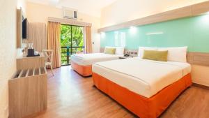 Llit o llits en una habitació de Microtel by Wyndham Boracay 71 fotos més