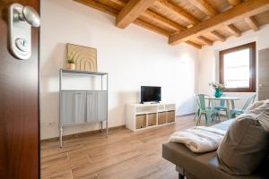 a living room with a couch and a table at L'appartamento azzurro cielo in Fanano
