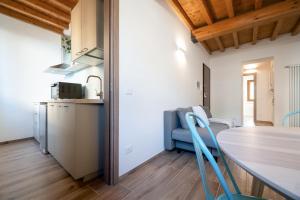 a kitchen and dining room with a table and chairs at L'appartamento azzurro cielo in Fanano