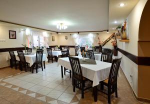 a dining room with tables and chairs in a restaurant at Pensiunea Casa Vero in Vama