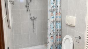 ein Badezimmer mit Duschvorhang und Toilette in der Unterkunft Dimora Morge in Policoro