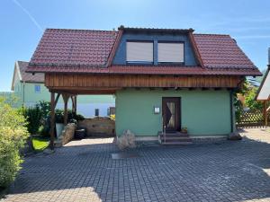 a small green house with a roof at Haus Reinsdorf in Blankenburg