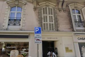 a parking sign in front of a building at Doux Pavillon - Le Loft d'Or in Nice