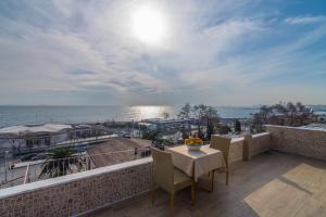 balcone con tavolo, sedie e vista sull'oceano di Sultanahmet Inn Hotel a Istanbul