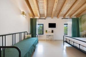 a bedroom with two beds and a desk at Agriturismo Cascina Capo in Negrar