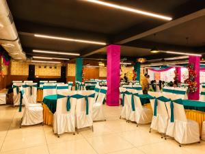 ein Festsaal mit blau-weißen Tischen und Stühlen in der Unterkunft Hotel Woodlark Square Zirakpur Chandigarh # Family Hotel # Property of the Year in Chandīgarh