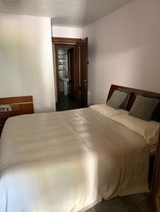 เตียงในห้องที่ Loretino