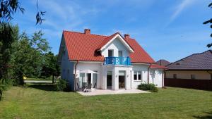 a house with a red roof and a balcony at Dom Nadmorski "Casa Azul" Gdynia Kosakowo in Mechelinki