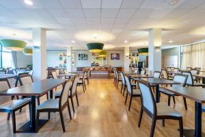 a dining room with tables and chairs at B&B HOTEL Expo Verona Villafranca in Villafranca di Verona