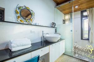 a bathroom with a sink and a mirror on a counter at 建築師湧泉泡湯會館 in Dongshan +216 photos