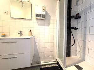 a white bathroom with a sink and a shower at Le Cosy Industriel in Le Puy-en-Velay +9 photos