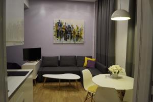 ブダペストにあるApartman Budapest City Centerのリビングルーム(ソファ、テーブル付)