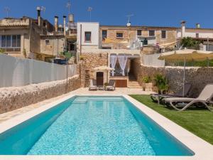 a villa with a swimming pool and a yard at Casa del Sol in Búger
