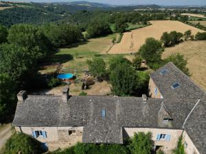 eine Luftaufnahme eines Hauses mit Dach in der Unterkunft Saisonnée - Chambres d'Hôtes et Table d'Hôtes en Aveyron in Centrès
