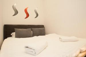 ブダペストにあるGreat Market Hall Apartmentのベッドルーム1室(壁に2本の角を持つ白いベッド1台付)