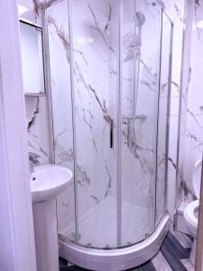 a bathroom with a shower and a sink at Anex Highfield Guest House in Idle