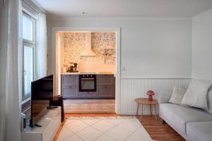 a living room with a couch and a kitchen at Hanko Sailor House in Hanko