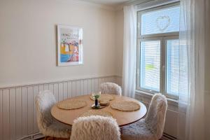 a dining room with a table and chairs and a window at Hanko Sailor House in Hanko