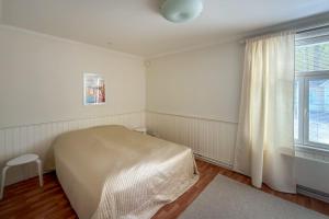 a bedroom with a bed and a window at Hanko Sailor House in Hanko