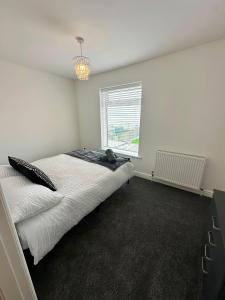 a bedroom with a bed and a window at Spacious Two Bed House With Stunning View. in Paull
