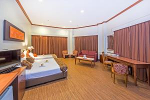 a hotel room with a bed and a desk at Hotel 81 Tristar in Singapore
