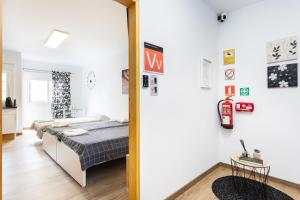 a bedroom with a bed in a room at Maoli A Central Studio Icod de los Vinos in Icod de los Vinos