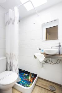 a bathroom with a mermaid flooring in a bath tub at Maoli A Central Studio Icod de los Vinos in Icod de los Vinos
