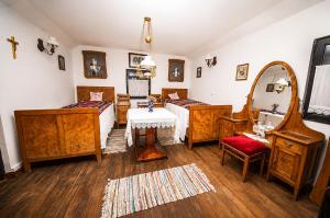 a room with two beds and a mirror at Ranč Zlatne niti by Acin salaš in Tordinci