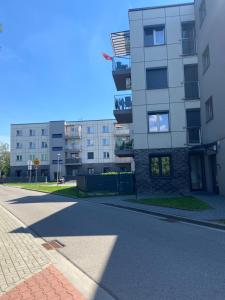 an empty street in front of a building at Apartament z ogrodem Cyprysowy zakątek in Oświęcim