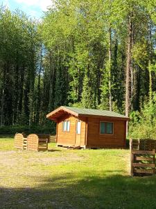 a small cabin in the middle of a field at Chanterelle in Comblessac